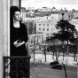 Inge Morath | Doña Mercedes Formica auf dem Balkon in der Calle de Recoletos, Madrid, 1955