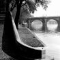 Dorothy Bohm | Die Seine, Quai du Louvre und Pont Neuf, Paris 1955