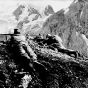 Alice Schalek | Österreichisch-ungarische Soldaten liegen mit Gewehren im Anschlag auf dem Pardoi-Pass, um 1916
