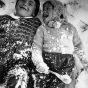 Annelise Kretschmer |  Tatjana und Lux Calvelli-Adorno im Schnee liegend, Elmau, um 1933